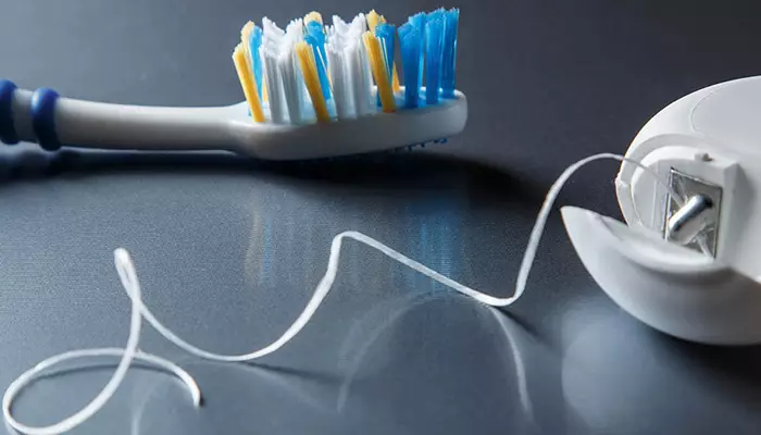 اول نخ دندان بکشیم یا مسواک بزنیم