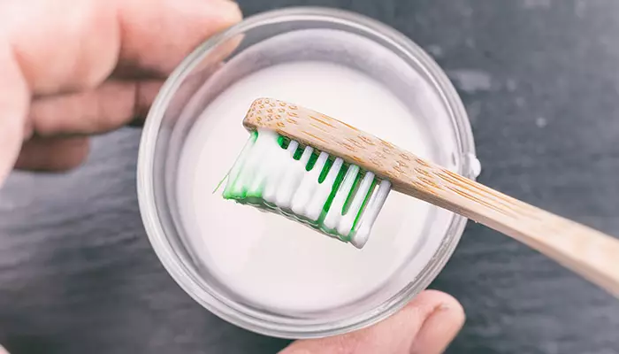 استفاده از جوش شیرین یک روش سفید کردن دندان