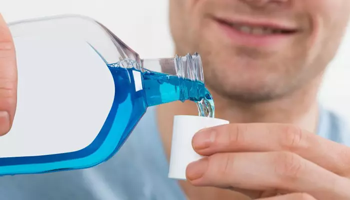 استفاده از دهانشویه و جلوگیری از  مراحل تمیز کردن دندان 