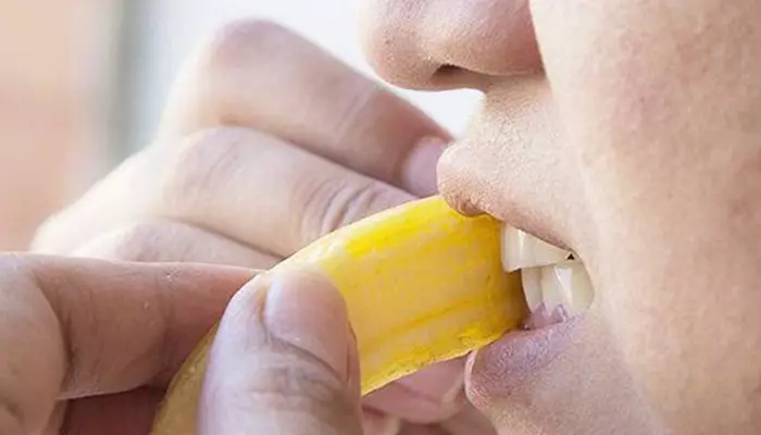 کشیدن پوست موز روی دندان برای سفید کردن دندان ها